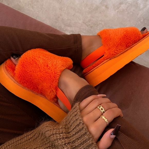 Shoes - 🚨Holiday Collection// orange furry Slippers
